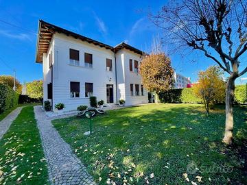 VILLA INDIPENDENTE IN POSIZIONE PRIVILEGIATA: s...