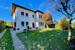 VILLA INDIPENDENTE IN POSIZIONE PRIVILEGIATA: s...