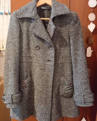 Cappotto grigio.