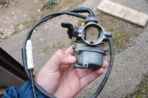 2 carburatori e un manubrio per pitbike