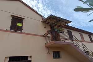 Casolare indipendente di campagna con ampia corte