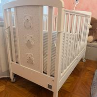 Lettino in legno con materasso e paracolpi