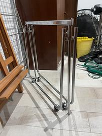 Appendiabiti da terra con ruote