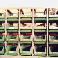 Scaffale  con casse a bocca di lupo