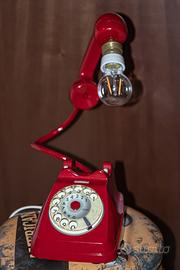 Lampada da tavolo realizzata con telefono sip