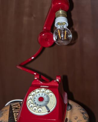 Lampada da tavolo realizzata con telefono sip