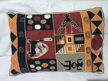 Cuscino ricamato a mano