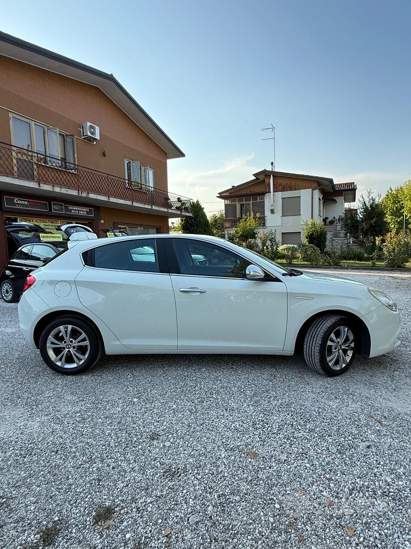 Alfa Romeo Giulietta 2011 photo 5