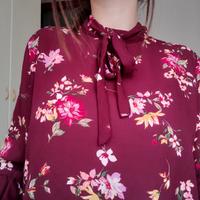 Blusa con dettaglio fiocco anteriore 
