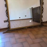 Specchio con cornice in legno