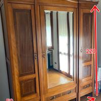 Armadio restaurato in legno chiaro