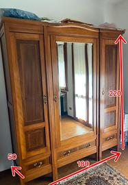 Armadio restaurato in legno chiaro