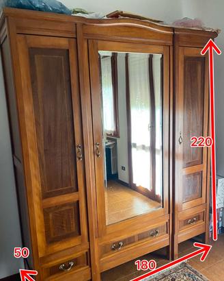 Armadio restaurato in legno chiaro