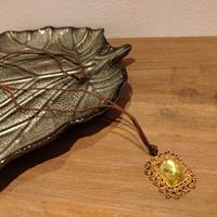 Collana con ciondolo e cordone cerato marrone 