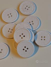 Bottoni Givenchy in ceramica profumata