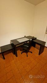 Scrivania nera con ripiano estraibile