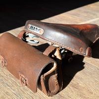 Sellino bicicletta Rival pelle con borsetta attrez