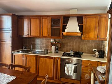 Cucina in legno senza eletrodimestici.
