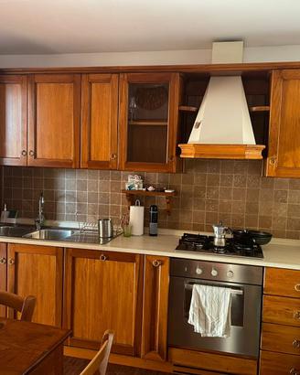 Cucina in legno senza eletrodimestici.