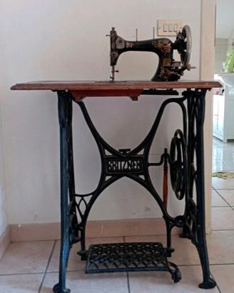 Antica macchina da cucire con mobile a tavolo