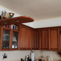 Cucina in legno con penisola