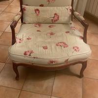 Poltrona in legno pregiato grifoni