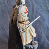 Cavaliere templare con elmo, mantello nero, scudo