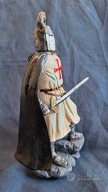 Cavaliere templare con elmo, mantello nero, scudo
