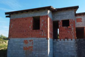 Terreno agricolo con fabbricato al grezzo