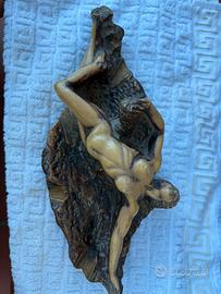 Statua donna nuda su roccia