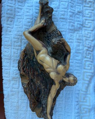 Statua donna nuda su roccia