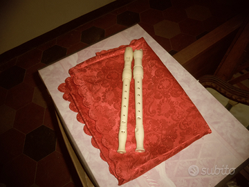 Coppia di pifferi di colore bianco