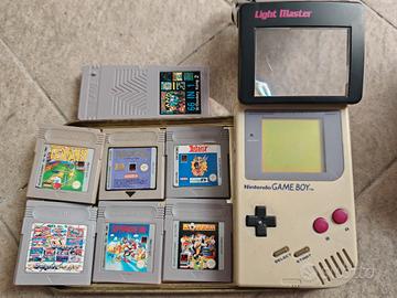 Gameboy  videogiochi e lente ingrandimento