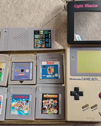 Gameboy  videogiochi e lente ingrandimento