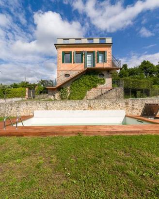 Villa di 530 m² con più di 5 locali e box auto a R