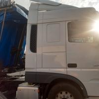  2 trattori con semirimorchi ribaltabili