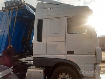  2 trattori con semirimorchi ribaltabili