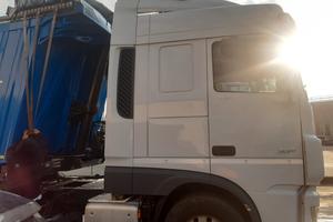  2 trattori con semirimorchi ribaltabili