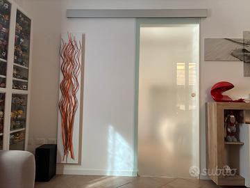 Porta scorrevole in vetro con binario