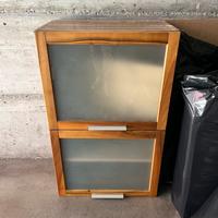 Credenza in legno con ripiano