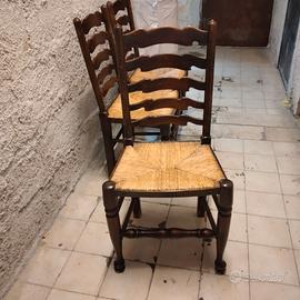 Tre sedie seduta in paglia