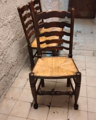 Tre sedie seduta in paglia