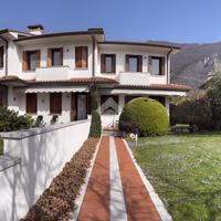 VILLA A SCHIERA D'ANGOLO A POVE DEL GRAPPA