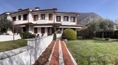 VILLA A SCHIERA D'ANGOLO A POVE DEL GRAPPA