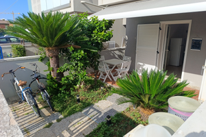 Prima fila mare pieno terra con giardino