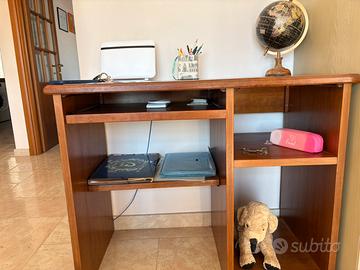 Scrivania in ciliegio fatta a mano