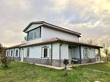 Rustico / Casale di 279 m² con più di 5 locali a T