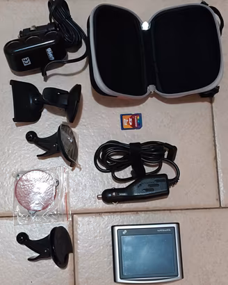 Kit Navigatore TomTom ONE + Accessori Auto