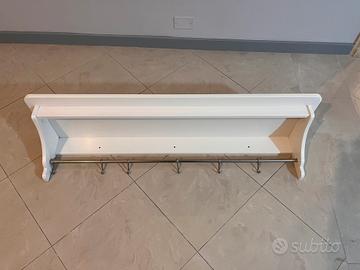 Mensola Ikea in legno con asse centrale e ganci.