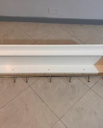 Mensola Ikea in legno con asse centrale e ganci.